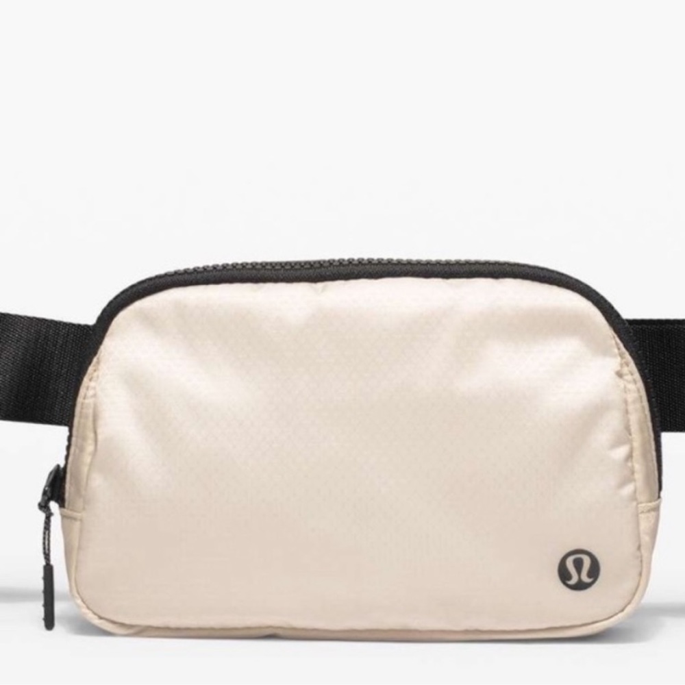 NWOT RARE Original OG Lululemon
Everywhere Belt Bag Opal /Black